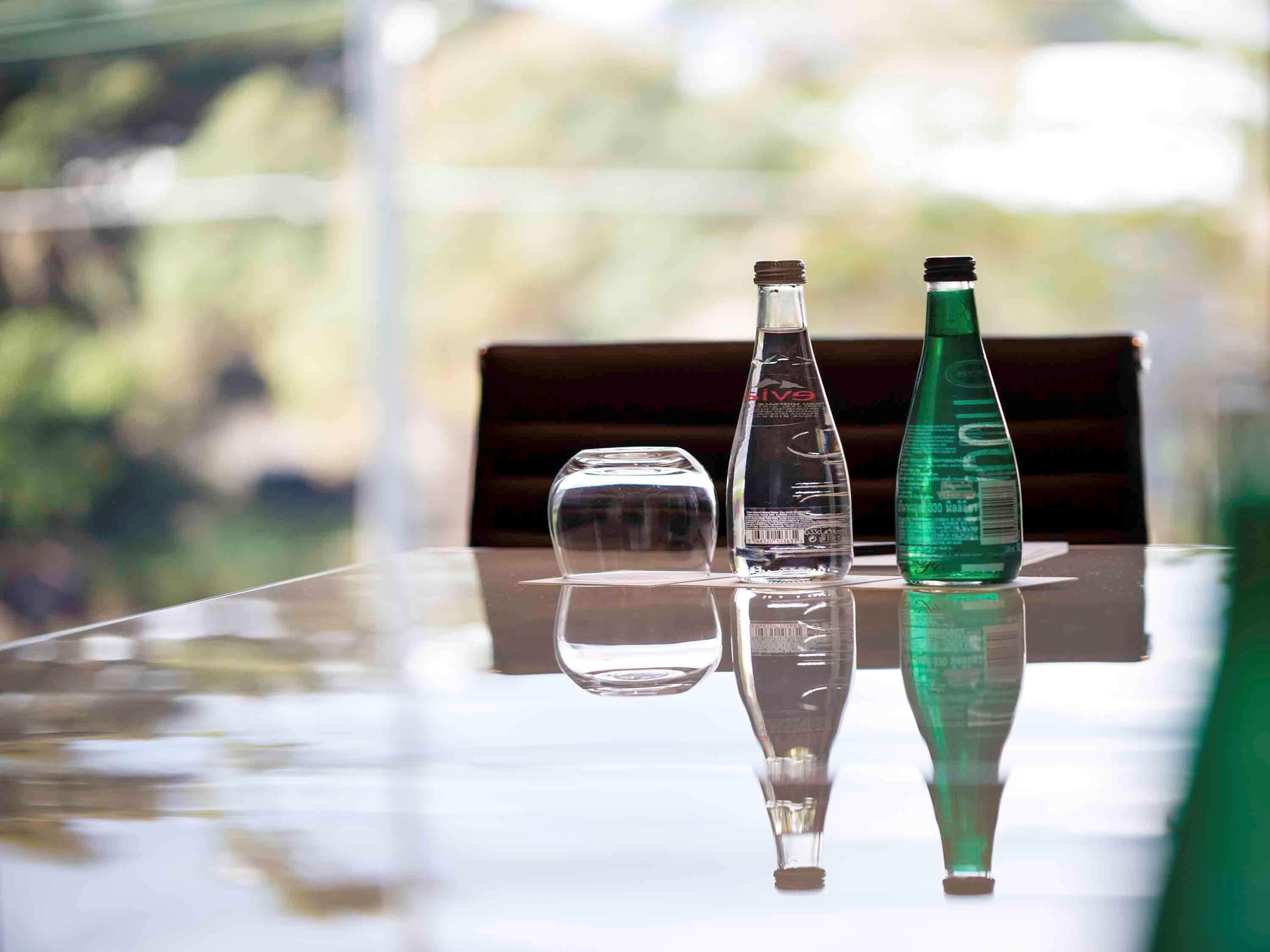 Pullman Sydney Airport Sidney Exterior foto Bottles of S. Pellegrino