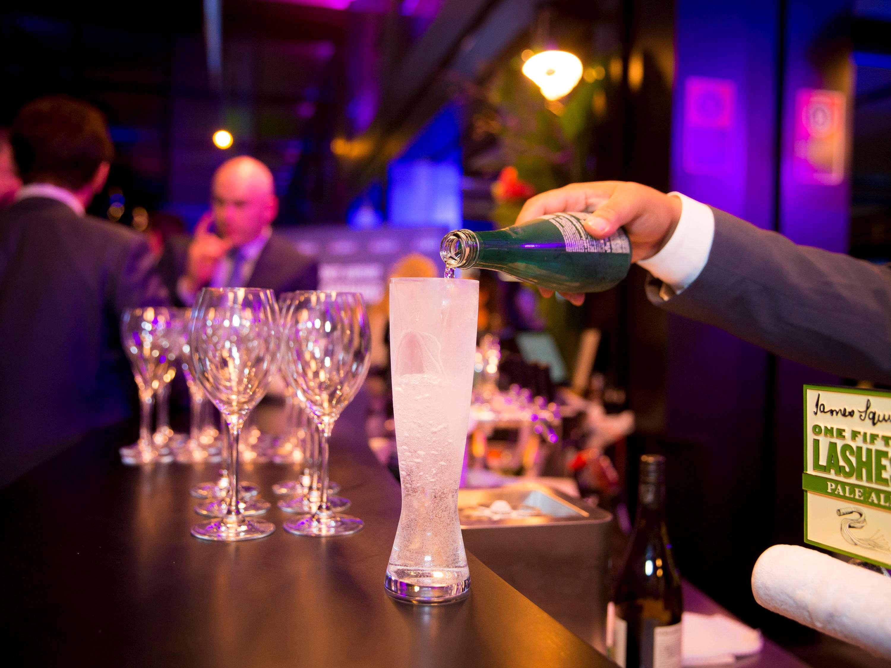 Pullman Sydney Airport Sidney Exterior foto A bartender pouring champagne