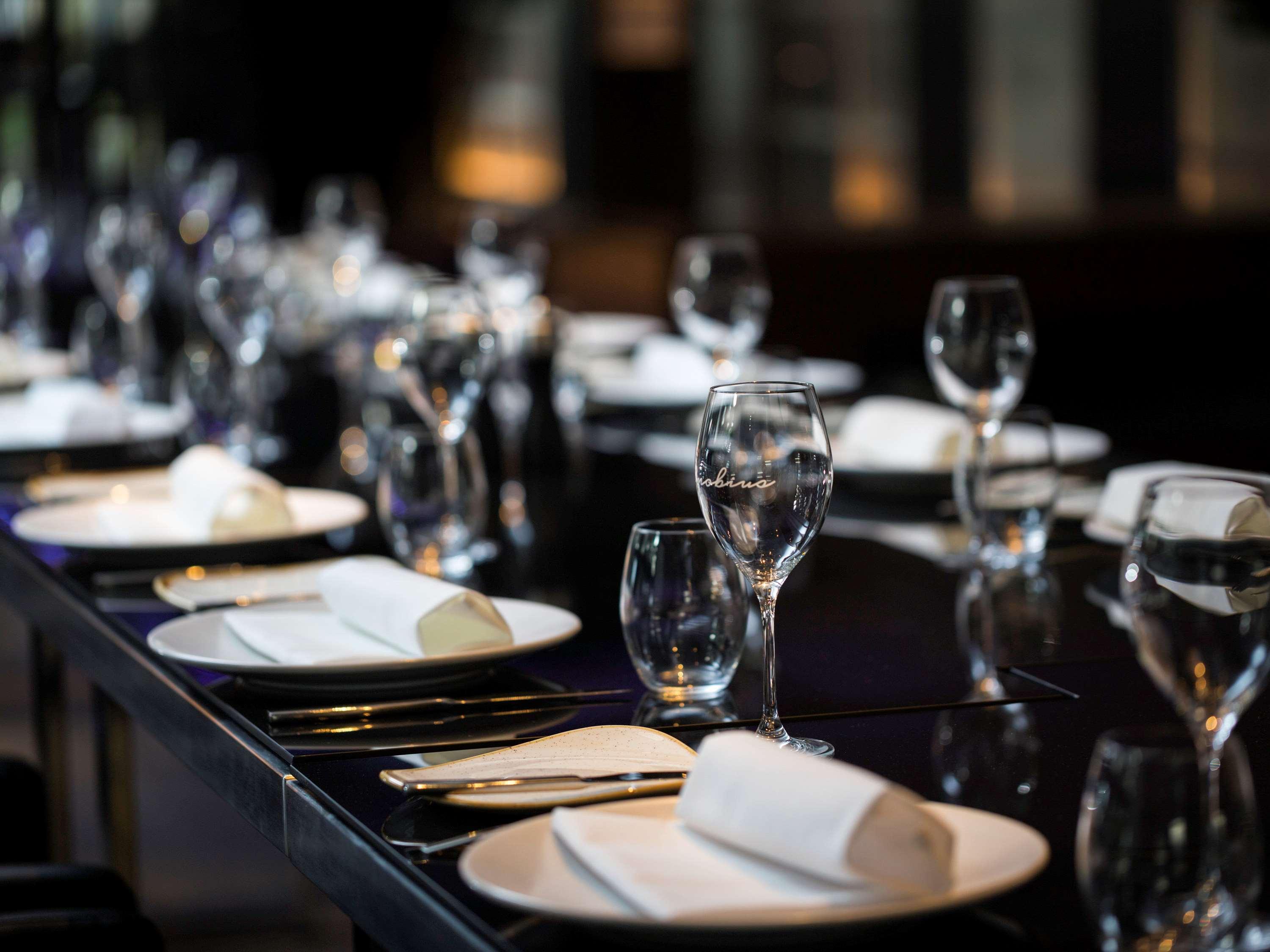 Pullman Sydney Airport Sidney Exterior foto A table set for fine dining