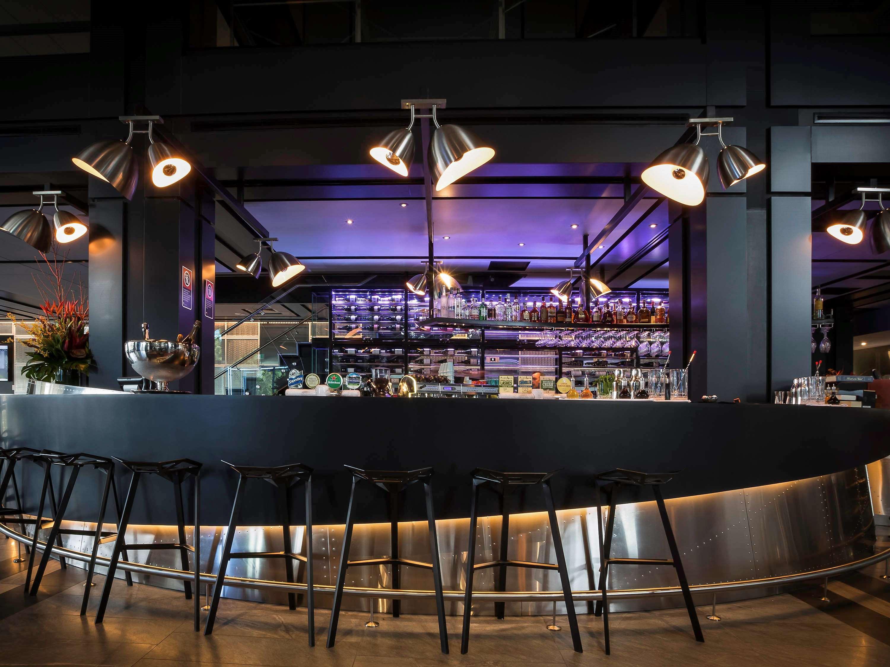 Pullman Sydney Airport Sidney Exterior foto The bar at the restaurant