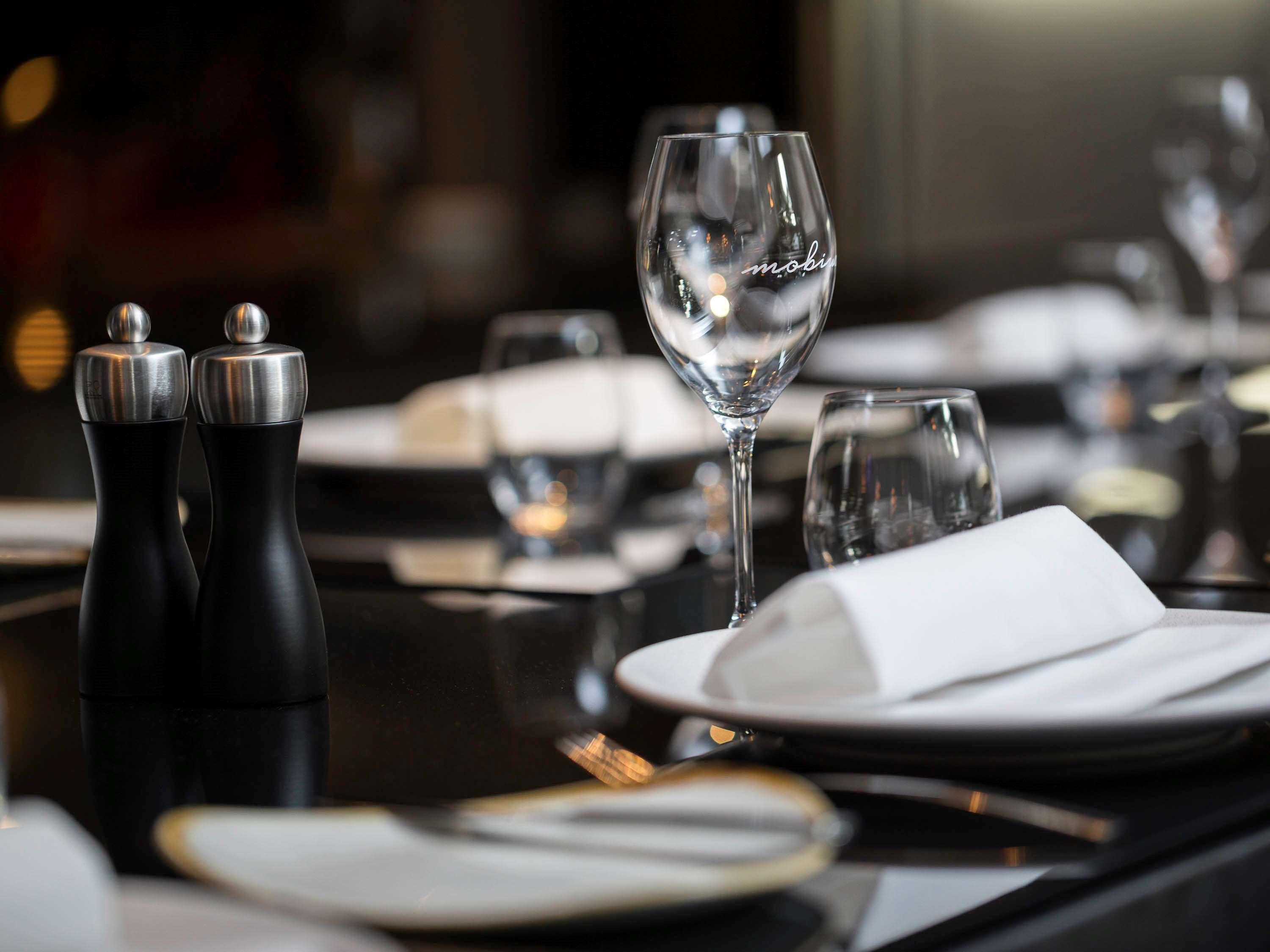 Pullman Sydney Airport Sidney Exterior foto A restaurant table set for service