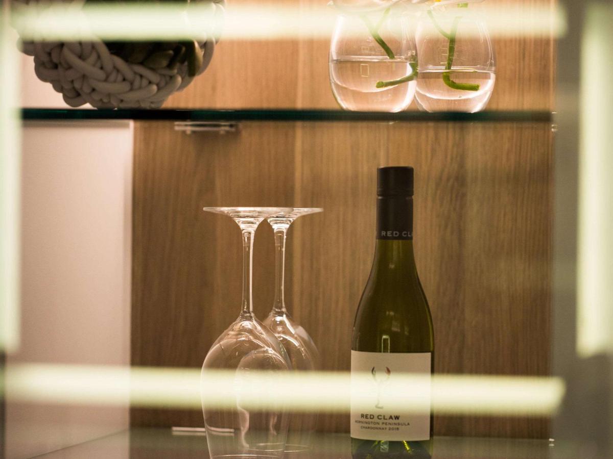 Pullman Sydney Airport Sidney Exterior foto A bottle of wine in a hotel room