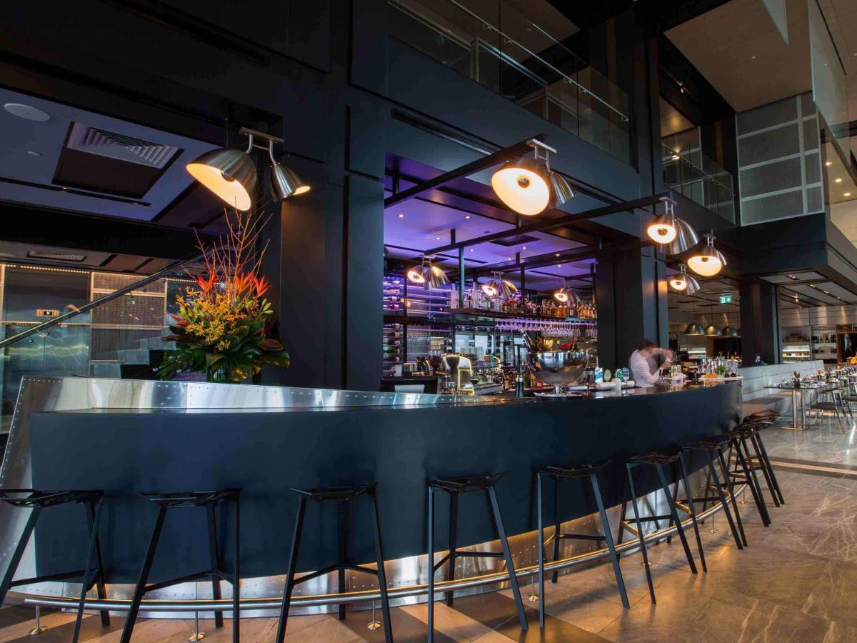 Pullman Sydney Airport Sidney Exterior foto The bar at the restaurant